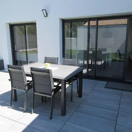 La Moderna De La Pege Villa